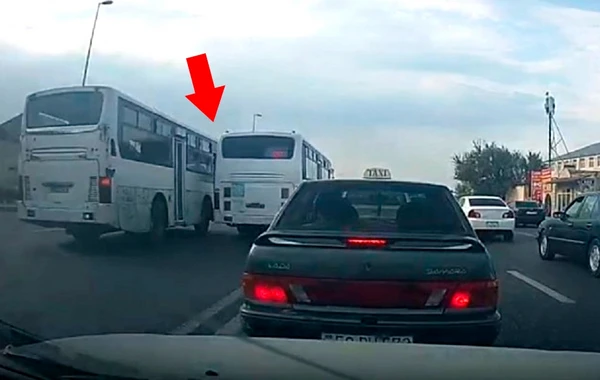 Bakıda əks yola çıxaraq bir-biri ilə ötüşən avtobus sürücüləri - VİDEO