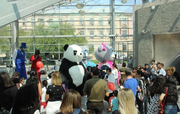 Bakı metrosundan sərnişinlərə sürpriz - FOTO