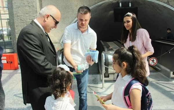 Bakı metrosundan sərnişinlərə sürpriz - FOTO