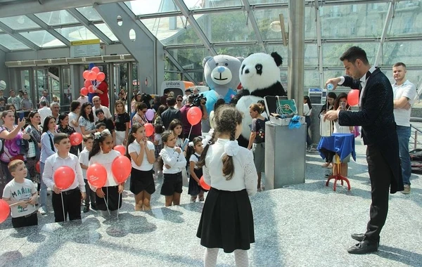 Bakı metrosundan sərnişinlərə sürpriz - FOTO