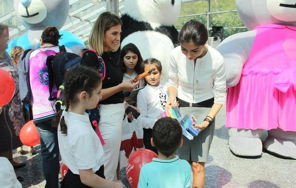 Bakı metrosundan sərnişinlərə sürpriz - FOTO
