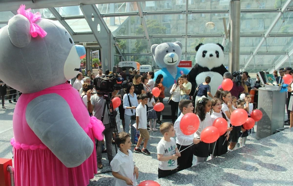 Bakı metrosundan sərnişinlərə sürpriz - FOTO