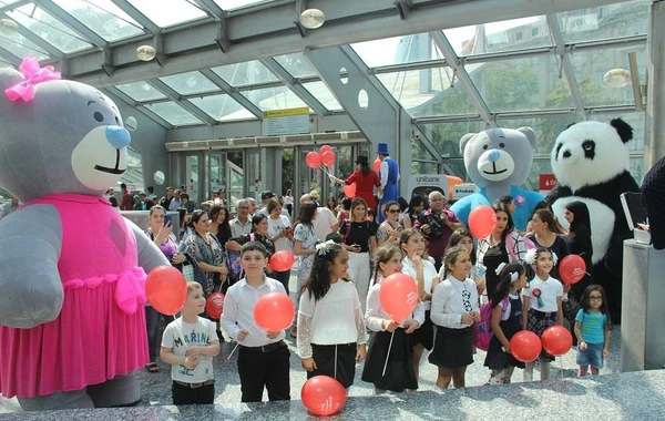 Bakı metrosundan sərnişinlərə sürpriz - FOTO