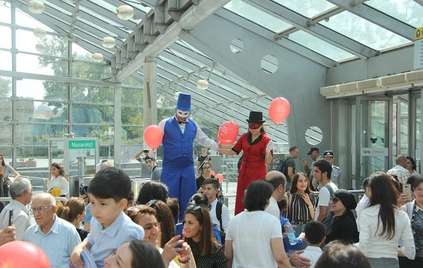 Bakı metrosundan sərnişinlərə sürpriz - FOTO