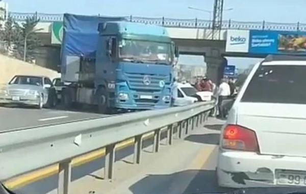 Bakı-Qazax yolunda Türkiyə vətəndaşı yük maşını ilə zəncirvari qəza törətdi - Ölən var