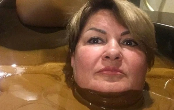 Rusiyalı qadın məmur Azərbaycanda “şokolad vannası”nda - FOTO