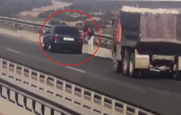 Ələt körpüsündə dəhşətli qəza -  "Kamaz"la 2 nəfəri vurub öldürdü - VİDEO