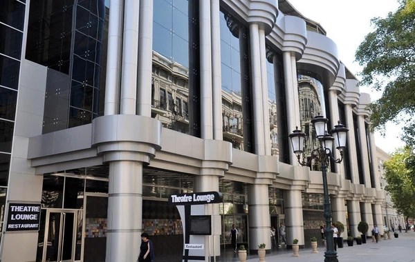 Gənc Tamaşaçılar Teatrının tavanı çökdü