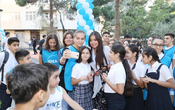 Leyla Əliyeva "Bizim həyət" layihəsi çərçivəsində abadlaşdırılan həyətdə - FOTO