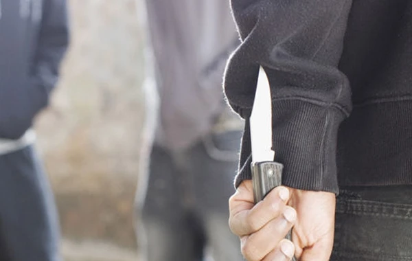 13 yaşlı oğlan anasına mesaj yazan 27 yaşlı gəncə 7 bıçaq vurdu
