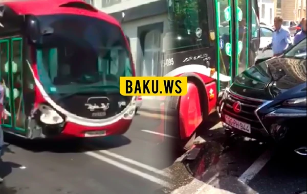 “BakuBus” avtobusu qəzaya uğradı - VİDEO