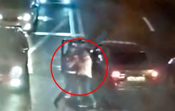 Bakıda taksi sürücüsü yol polisinə hücum etdi - Şok görüntülər - VİDEO