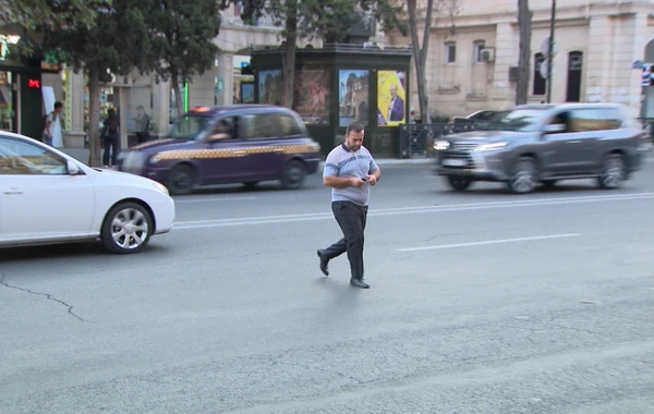 Bakıda yol polisindən qayda pozan piyadalara qarşı reyddən görüntülər - FOTO
