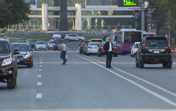 Bakıda yol polisindən qayda pozan piyadalara qarşı reyddən görüntülər - FOTO