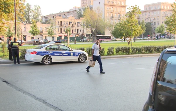 Bakıda yol polisindən qayda pozan piyadalara qarşı reyddən görüntülər - FOTO