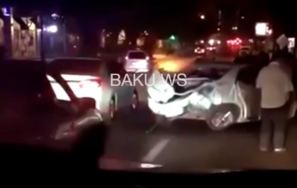 Bakıda “İnfinity" “Toyota Corolla” ilə toqquşdu - VİDEO