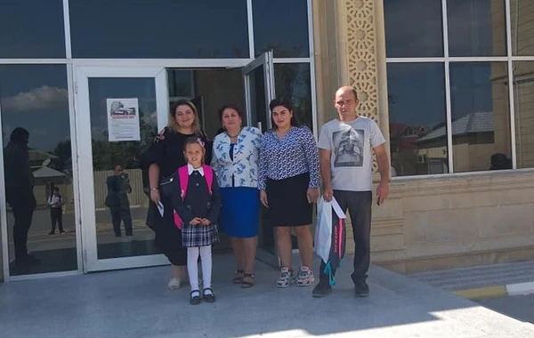 Atası İlqarla birlikdə zibil yığan Anjelina ilə bağlı XOŞ XƏBƏR - FOTO