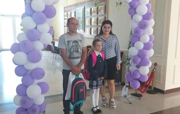 Atası İlqarla birlikdə zibil yığan Anjelina ilə bağlı XOŞ XƏBƏR - FOTO
