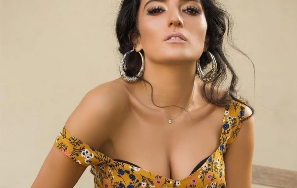 Dilarə Kazımova: "İlk açıq-saçıq şəklim çıxanda "direct"im qırılırdı" - VİDEO