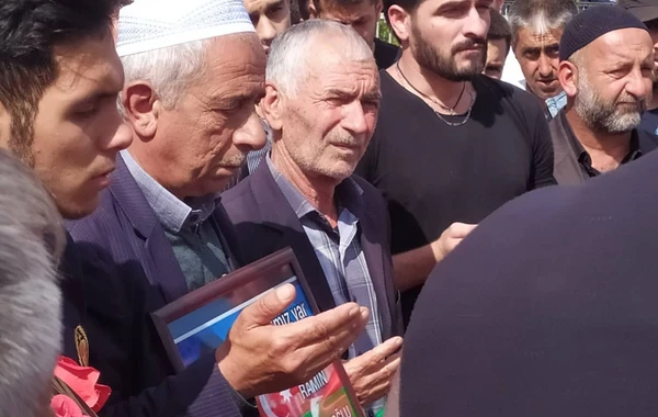Şəhid əsgərimizin dəfn mərasimindən - VİDEO