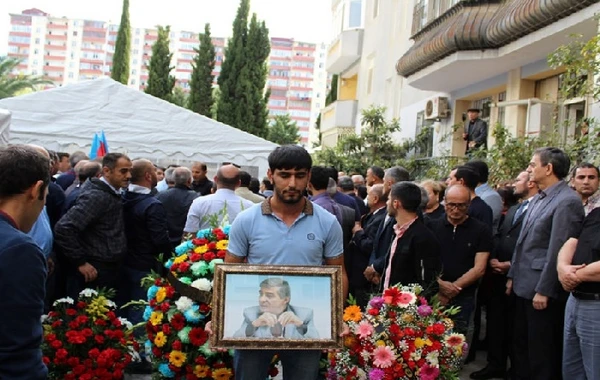 Vurğun Əyyub son mənzilə "Ruhani" ilə yola salındı - VİDEO