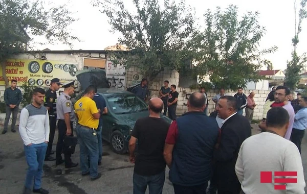 В Баку автомойщик сел за руль автомобиля клиента и насмерть задавил человека - ФОТО