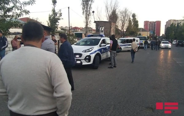 В Баку автомойщик сел за руль автомобиля клиента и насмерть задавил человека - ФОТО