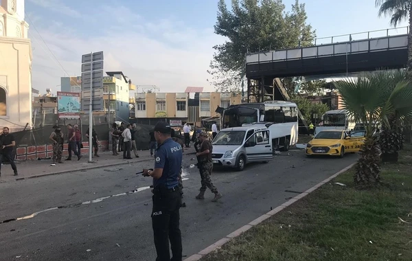 Türkiyədə polisləri daşıyan avtobusa bombalı hücum - Yaralılar var - FOTOLAR