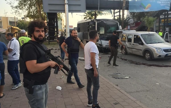 Türkiyədə polisləri daşıyan avtobusa bombalı hücum - Yaralılar var - FOTOLAR