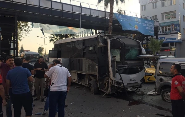 Türkiyədə polisləri daşıyan avtobusa bombalı hücum - Yaralılar var - FOTOLAR