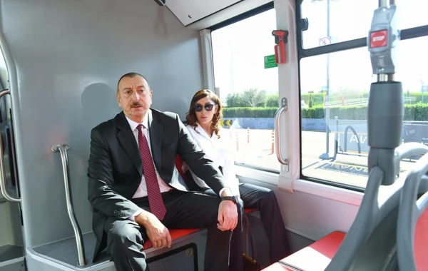 Prezident İlham Əliyev və xanımı "Bakubus"da - VİDEO