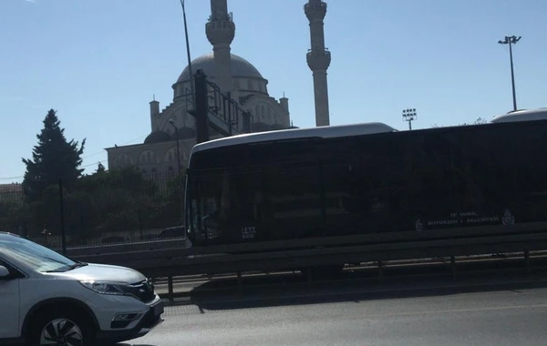 İstanbulda zəlzələ zamanı məscidin minarəsi uçdu - VİDEO