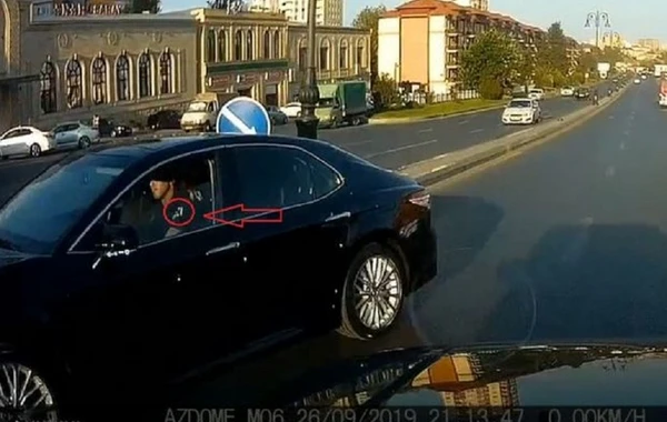 Bakıda yol polisi qaydanı belə pozdu - VİDEO