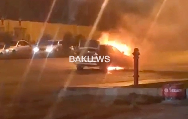 Bakıda "BMW" yanaraq kül oldu - VİDEO