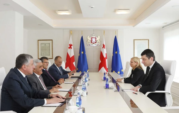 Rövnəq Abdullayev Gürcüstanın Baş naziri ilə görüşüb