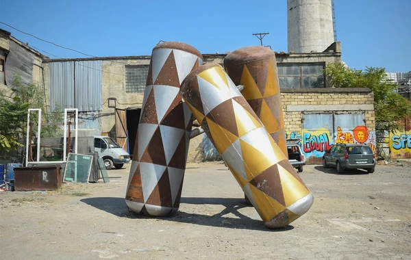 Bakıda sakinlər festival çərçivəsində binaya çəkilən açıq-saçıq şəkli sildirdilər - FOTO
