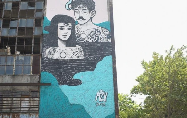 Bakıda sakinlər festival çərçivəsində binaya çəkilən açıq-saçıq şəkli sildirdilər - FOTO