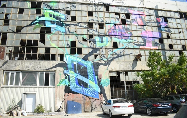 Bakıda sakinlər festival çərçivəsində binaya çəkilən açıq-saçıq şəkli sildirdilər - FOTO