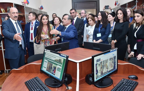 Лейла Алиева на открытии выставки "Рукописи Насими в библиотеках мира" - ФОТО
