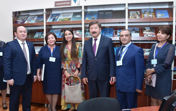 Лейла Алиева на открытии выставки "Рукописи Насими в библиотеках мира" - ФОТО