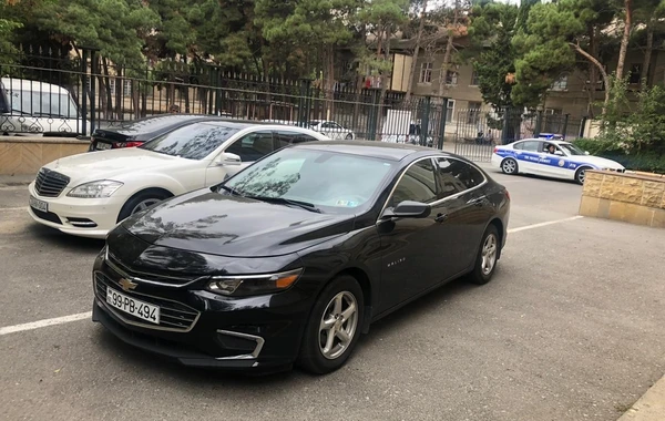 Bakıda yol polisinə əl-qol atan müğənni həbs edildi (FOTO)
