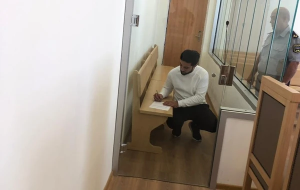 Bakıda yol polisinə əl-qol atan müğənni həbs edildi (FOTO)