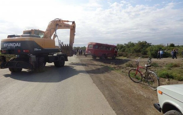Azərbaycanda fəhlələri daşıyan avtobus aşdı - FOTO