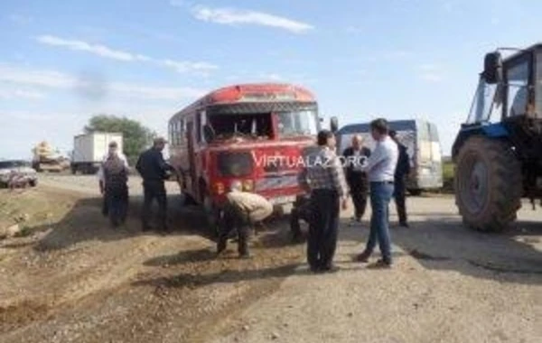 Azərbaycanda fəhlələri daşıyan avtobus aşdı - FOTO
