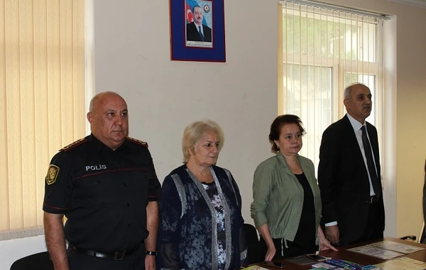 Сотрудники дорожной полиции раздали учащимся подарки - ФОТО