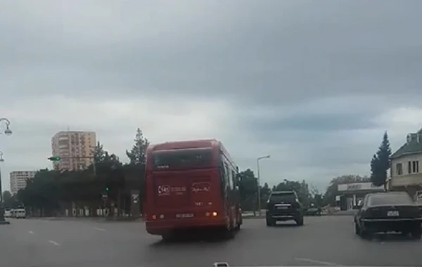 Bakıda "BakuBus" sürücüsü kobud şəkildə qayda pozdu - VİDEO