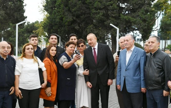 Президент и Первая леди на открытии парка на проспекте Ататюрка - ФОТО