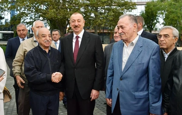 Президент и Первая леди на открытии парка на проспекте Ататюрка - ФОТО