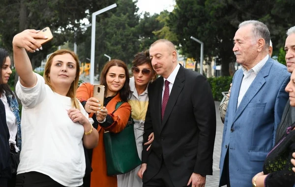 Президент и Первая леди на открытии парка на проспекте Ататюрка - ФОТО
