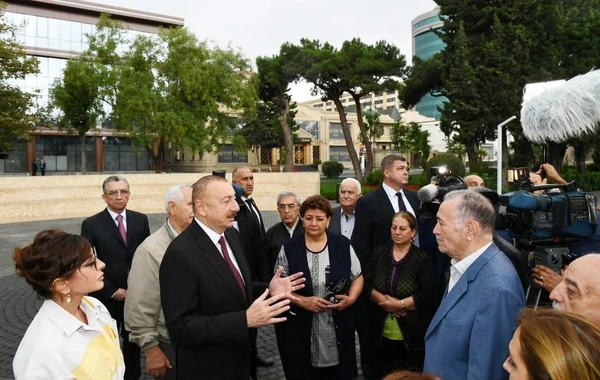 Президент и Первая леди на открытии парка на проспекте Ататюрка - ФОТО